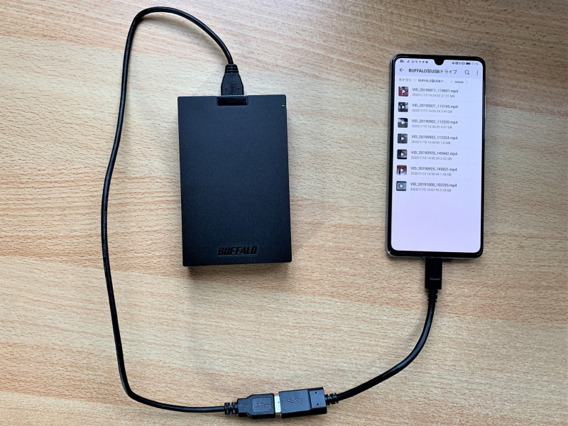 実際にHUAWEI P30とHDDを接続したところ。USB Type-CのOTGケーブルと、HDD付属のUSBケーブルをつなぐだけと非常にシンプルな構成だ