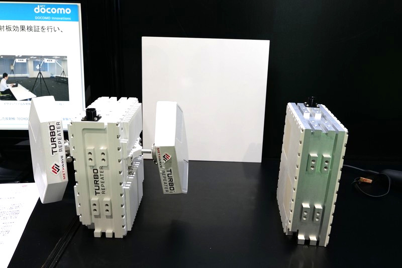 手前の2台はリピーター、奥の白い板はメタマテリアル反射板