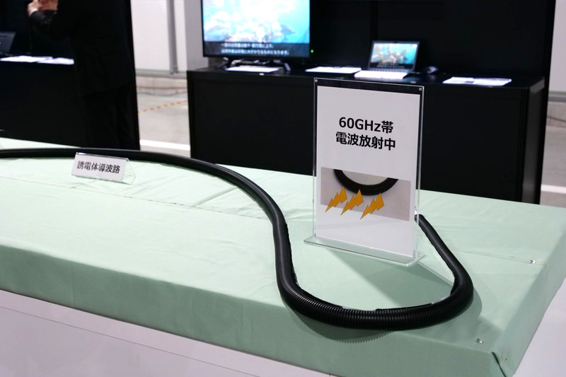 曲げてアンテナ。これこそ“5Gのケーブル”のようなものか