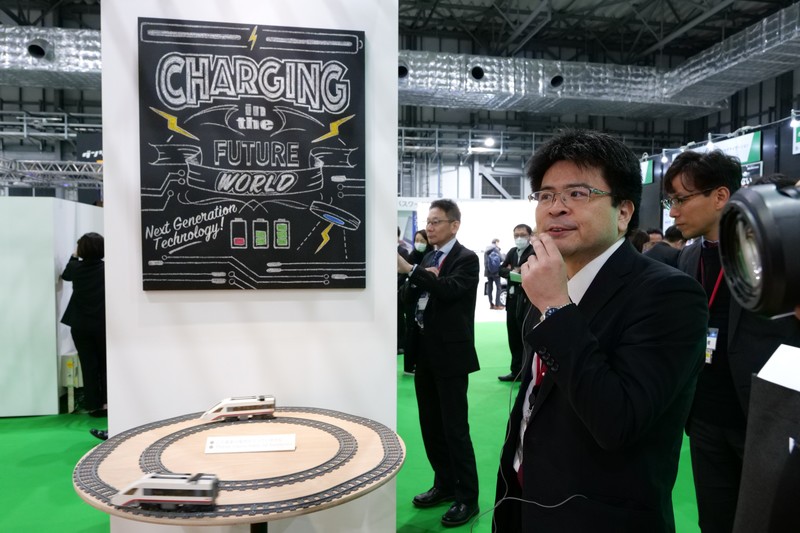 電車のおもちゃが走っているが、電池は入っていない