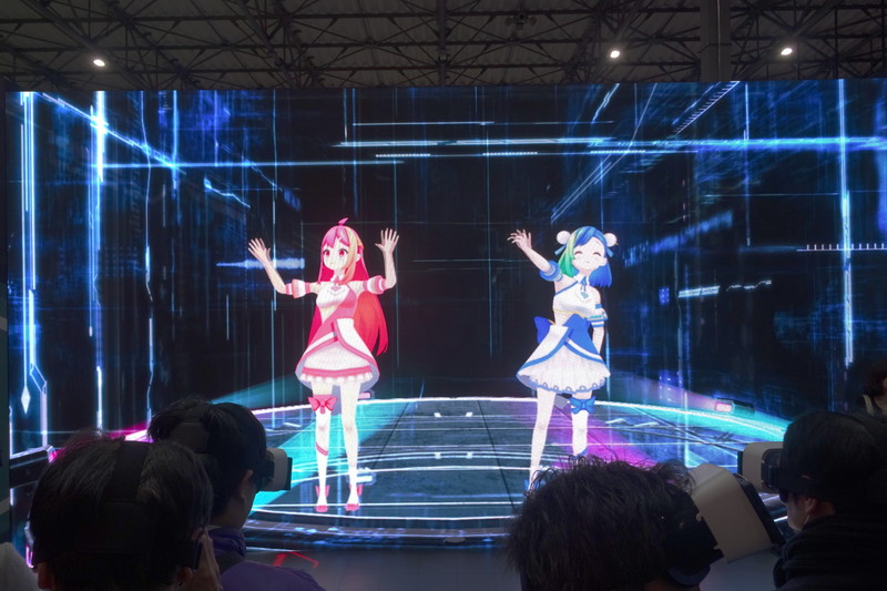 スクリーンによる視聴とVRデバイスを装着したVR視聴に対応する