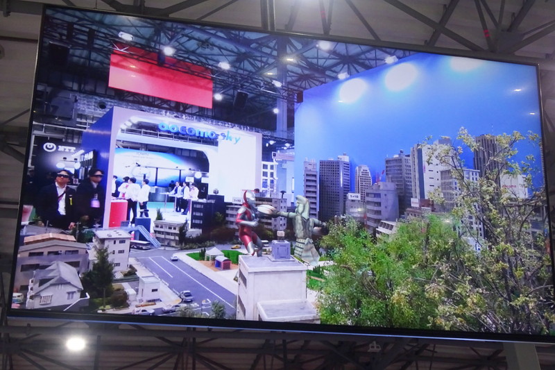 ジオラマ内にウルトラマンのバトルを再現する