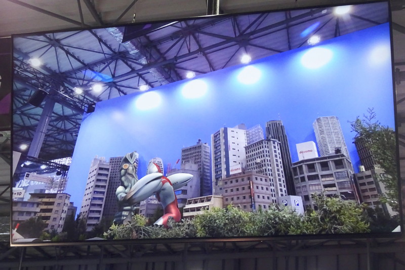 ジオラマ内にウルトラマンのバトルを再現する