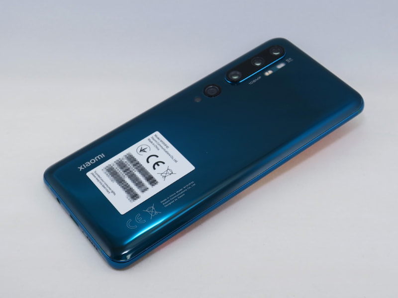 背面も両端が湾曲した形状を採用。ボディはやや厚めだ