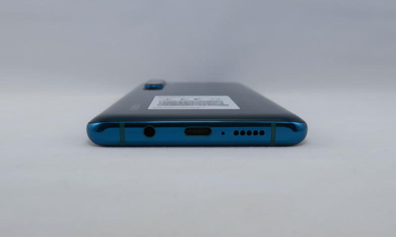 下部はUSB Type-C外部接続端子、3.5mmイヤホン端子を備える