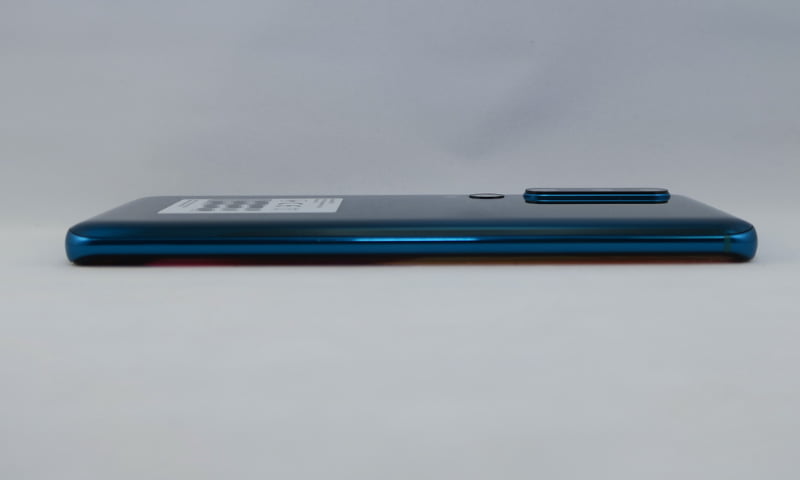 左側面には何もボタン類などがない