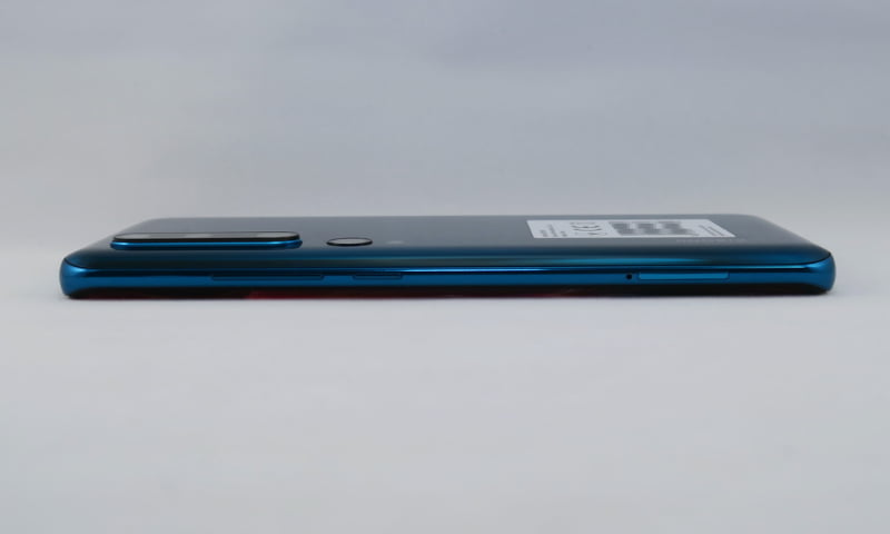 右側面は上から（写真内では左から）順に、シーソー式の音量キー、電源キー、SIMカードトレイが並ぶ