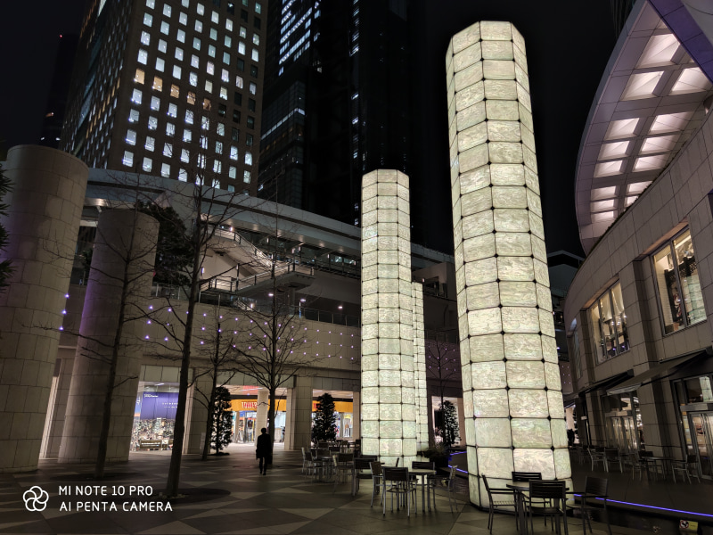 夜間の撮影。AIを有効にしているため、明るさが調整され、きれいな仕上がり