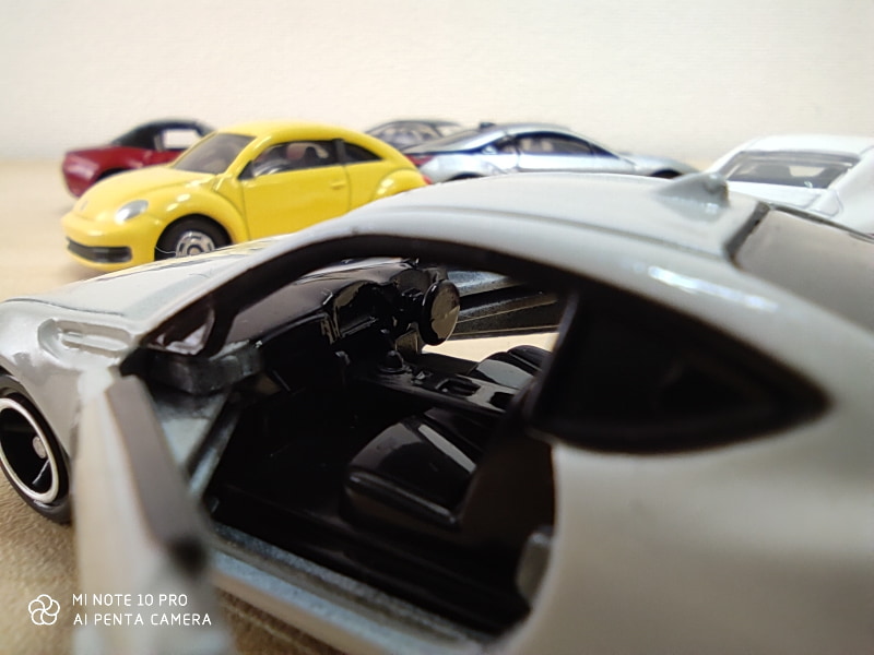 マクロ撮影でミニカーの中をのぞき込むように撮影。内部の造形がわかるように撮影できている