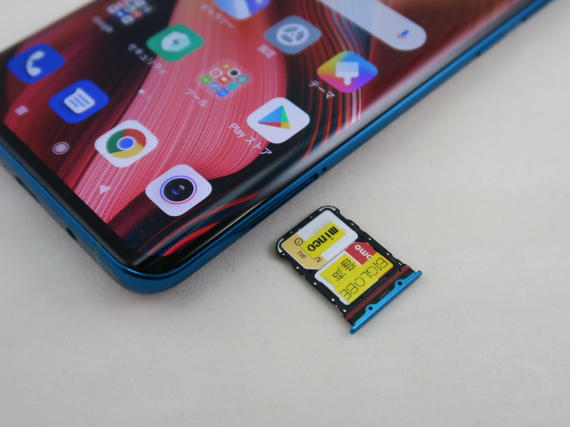 ピンで取り出すタイプのSIMカードトレイを採用。2枚のnanoSIMカードを装着可能。メモリーカードには対応しない