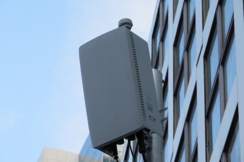 現地に設置された基地局。ミリ波を使用しているとのこと