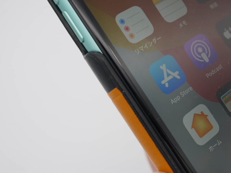 地の革とポケットの革は重なってるようで重ならず、厚みが増えていない見事な処理がされている