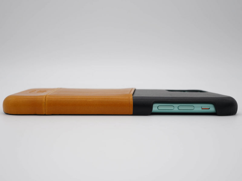 ポケットの口の部分だけ革が重なっていて厚みが増してるけど、それ以外は非常に薄くデザインされている