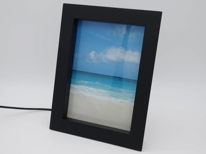 PowerPic。スマホを置いてない状態だとただのフォトフレームにしか見えない