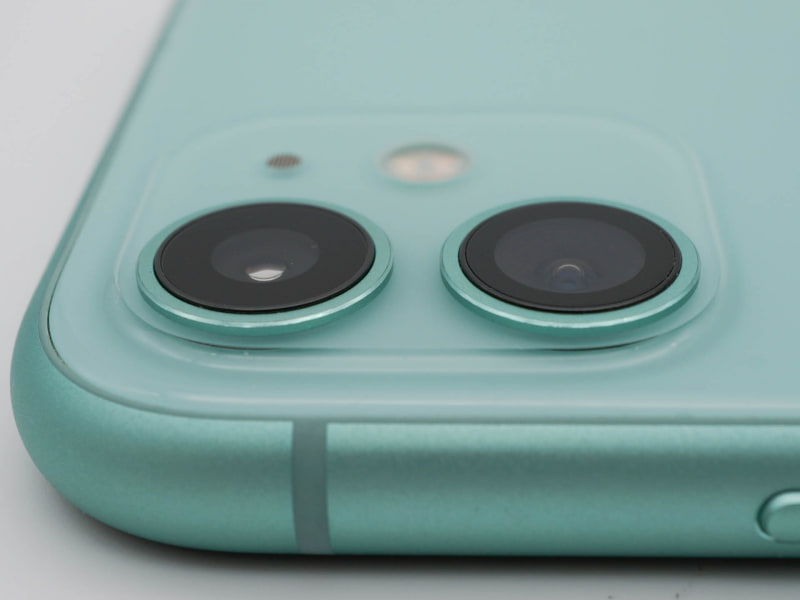 truffolを貼る前のiPhone 11のカメラ部。こうしてマクロ撮影してみるとわかるが、レンジフレーム部も本体と同じアルミ素材なためか、面取り（角を斜めに削る処理）が施されている