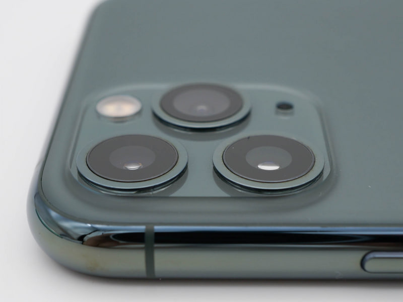 iPhone 11 ProのレンズフレームはiPhone 11と違って面取りされていないので、よりほかのものを傷つけやすそう。ほかのものと一緒にカバンに入れて持ち運ぶなら、truffolはオススメ