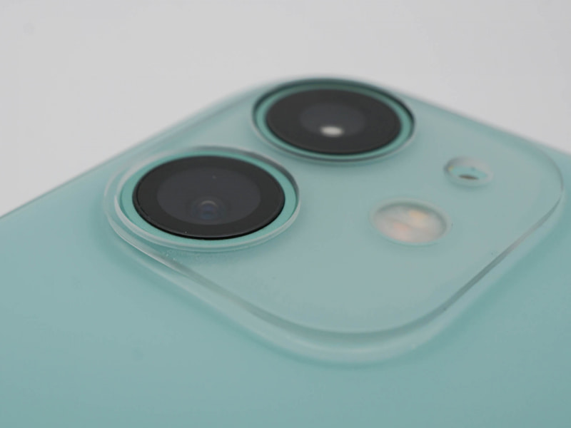 truffolを貼ったiPhone 11のカメラ部。透明なのでわかりにくいが、レンズの出っ張りが埋められている