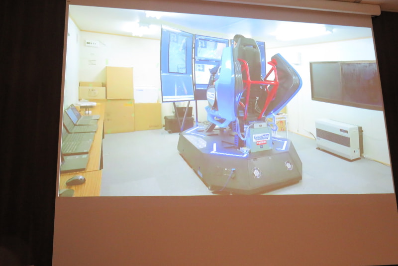 操縦席。ディスプレイは縦に湾曲しておりオペレーターが確認しやすいよう配慮されている