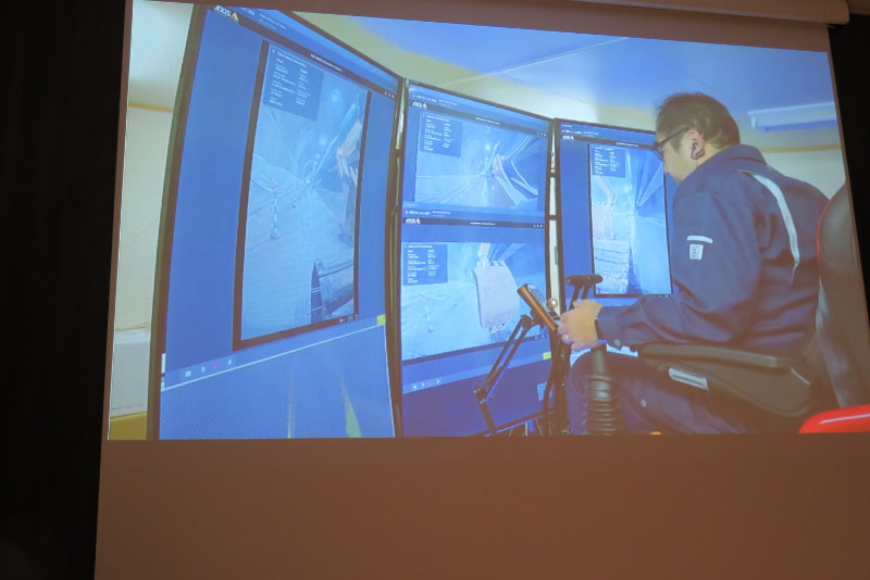 操縦席。ディスプレイは縦に湾曲しておりオペレーターが確認しやすいよう配慮されている