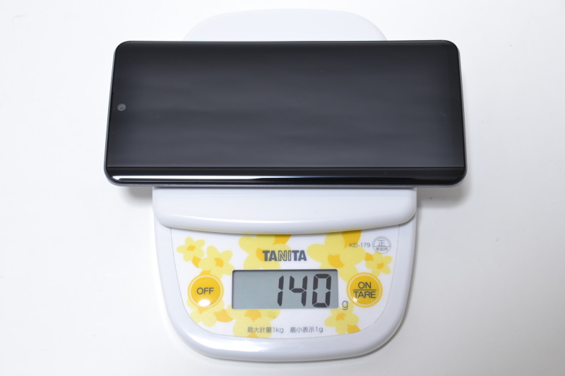 重量は実測で140g（nano SIM未挿入）