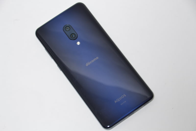 本体裏面。見た目にはわからないが、ほぼ全面を使ってうまく放熱している