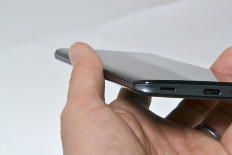 側面が丸くなっている分、手に持った時には格別に薄く、軽く感じる