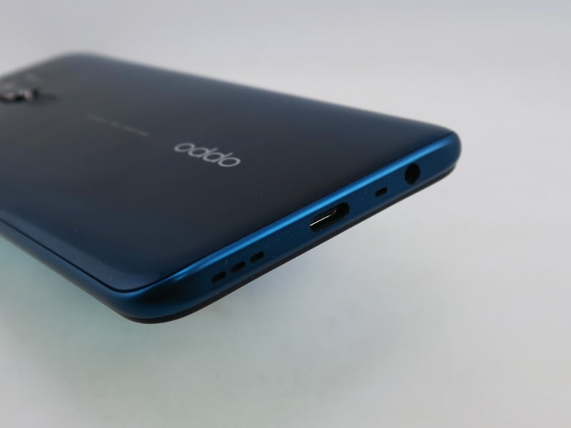 下部はUSB Type-C外部接続端子、3.5mmイヤホンマイク端子を備える