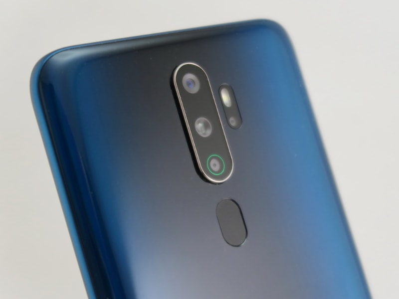 背面に4つのカメラを搭載。カメラの右側にあるのがLEDフラッシュとポートレートレンズ。カメラ部の下にあるのが指紋センサー