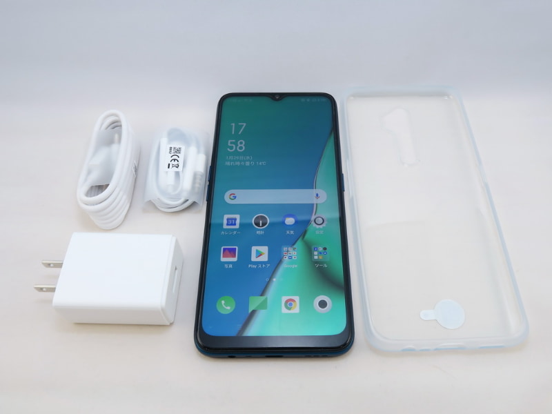 パッケージにはクリアタイプ（やや白っぽい）のカバー、イヤホンマイク、USBケーブル、ACアダプタが同梱される