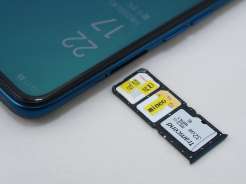 SIMカードトレイはピンで取出すタイプ。国内ではあまり採用例が多くないnanoSIMカード×2、microSDメモリーカードのトリプルスロット搭載