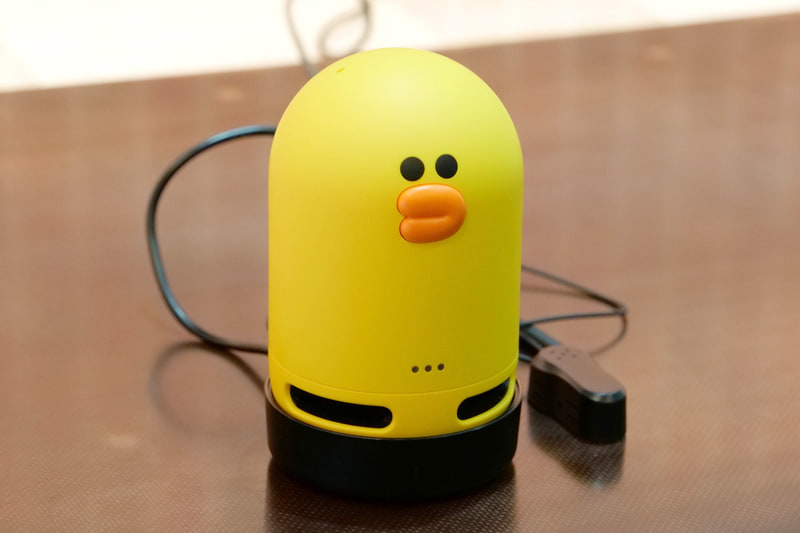 Clova Friends mini。下の黒い台がClova Friends Dock