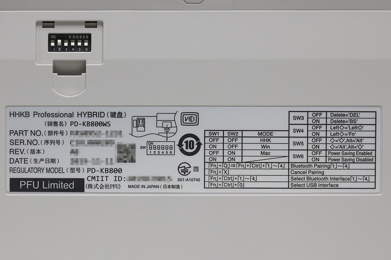 Windowsで使うかmacOSで使うか、一部機能のキーを何に設定するかなどを、本体裏面にあるDIPスイッチで設定する。設定項目を示したラベルがDIPスイッチの近くに貼られている。