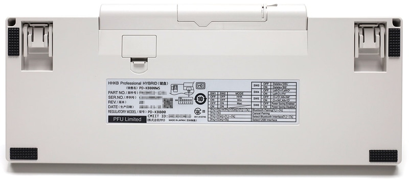 本体背面4箇所に滑り止めがあるほか、格納式の脚がある。これらにより、本体の設置角度を3段階に変更可能。