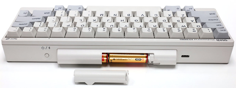 本体奥には電源スイッチ（Bluetooth接続用）、電池室（単3形電池×2本）、USB接続用のUSB-Cポートがある。