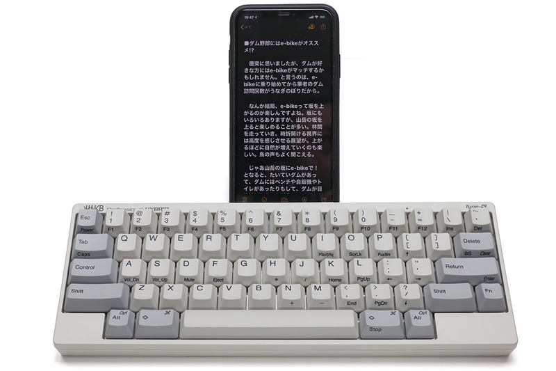 iPhone 11 Pro MaxにHHKB Professional HYBRID Type-SをBluetooth接続して使っている様子。HHKB側はMacモードにして使ったが、ほとんどmacOS感覚で文字入力することができた。なお、iPhone側のソフトウェアキーボードも併用したい場合、[Fn]＋[F]キーを押すことで、ソフトウェアキーボードの表示・非表示を切り替えることができる。
