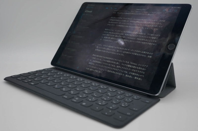10.5インチiPad Pro。現行iPad Airとほぼ同じ。11インチiPad Proより背面カバーがないのでやや軽い