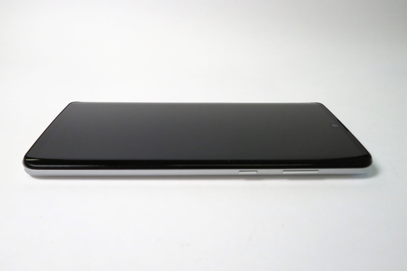 右側面。電源キーと音量キーを搭載