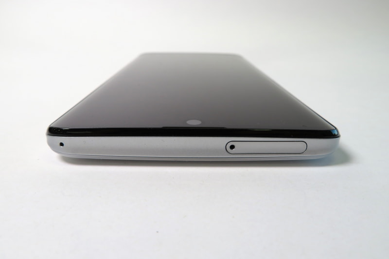 上部にサブマイクとSIMカードスロット