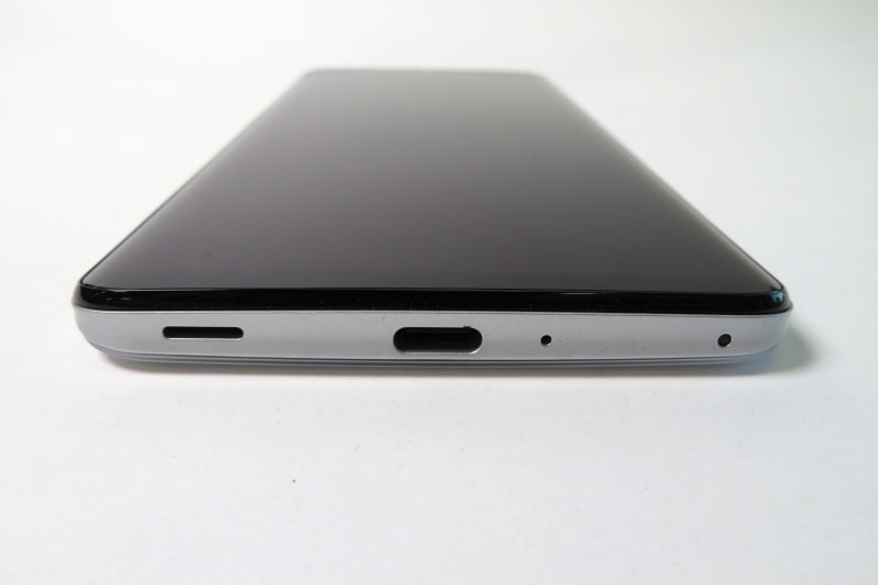 下部。左からスピーカー、外部接続端子、マイク、充電/着信ランプ