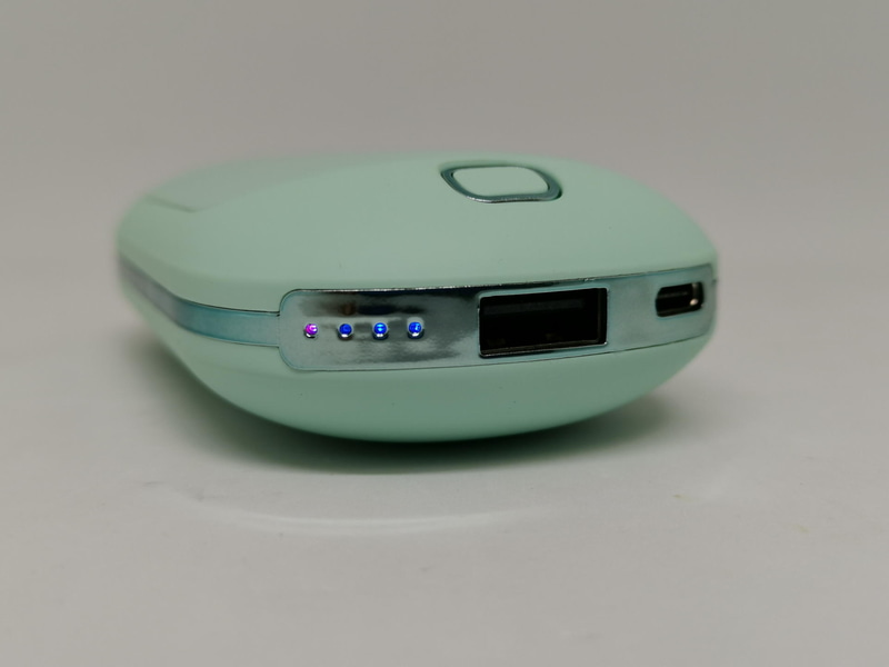 同じボタンを長押しするとハンドウォーマーモードとなり最初は赤いLEDが1個点灯する低温モードになる