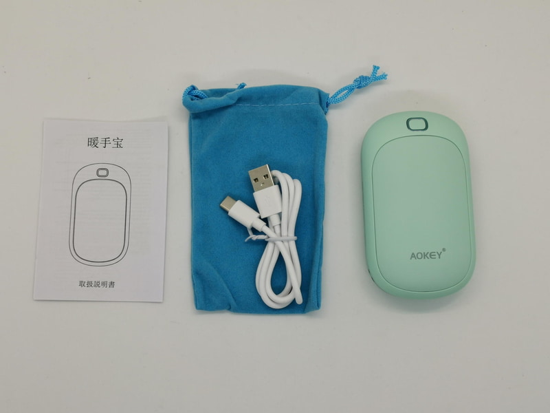 パッケージ内には、本体、充電・給電用のUSB Type-Cケーブルとポシェット、そして日本語表記もある取説が入っている