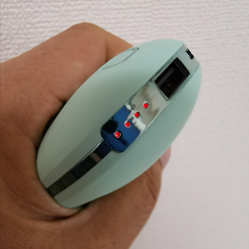 手に持った感じも快適サイズ。LEDが赤く4個点灯しているのは、ハンドウォーマーとして最高温度を出している状態だ
