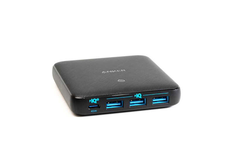 出力最大45W（5V/2.4A, 9V/3A, 15V/3A, 20V/2.25A）のUSB PD対応のUSB Type-Cポートと合計最大20W出力のUSB Type-Aポート（各ポート最大2.4A）を3つ搭載