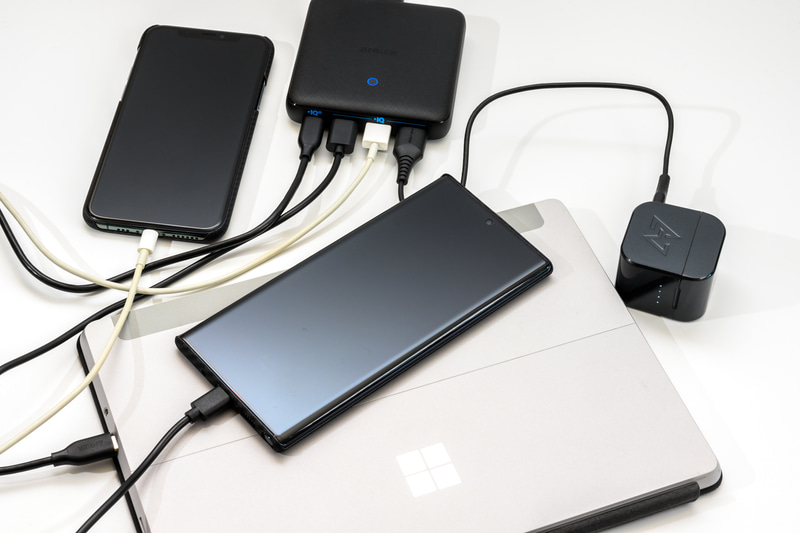 同時に4台のガジェットを充電できるので、複数人での利用にも便利