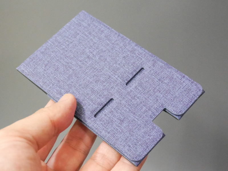 折りたたんだ状態。バッグ内に収納しても容易に展開しないよう、マグネットで吸着している