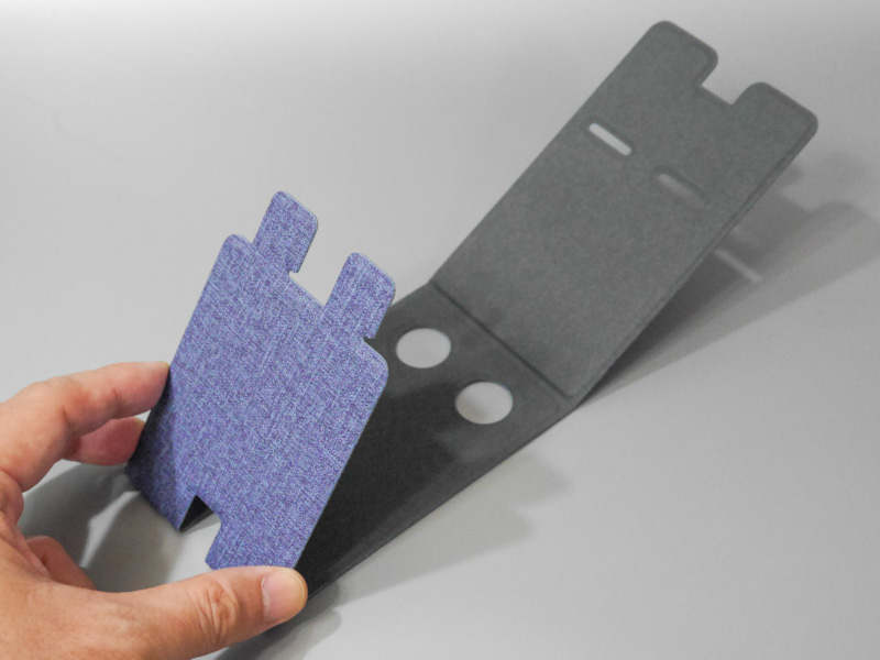 三つ折りの状態になっており、開いて組み立てる