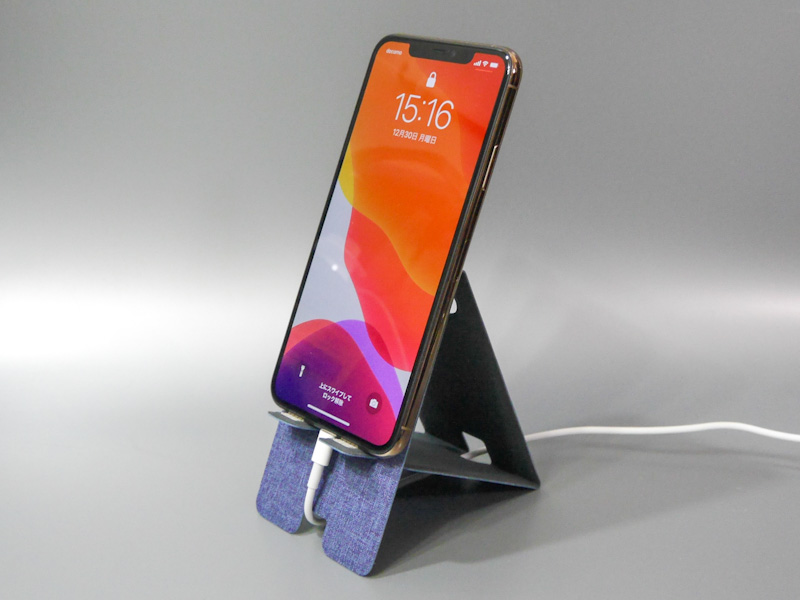 スマホを立てたところ。6型オーバーの大型スマホでも問題なく立てられる