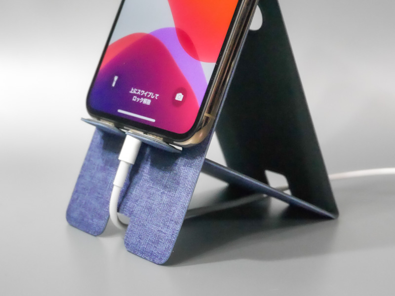 下部には余裕があり、ケーブルを挿した状態でもそのまま立てられる