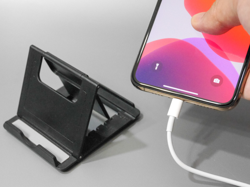 左の製品のような構造だとケーブルを挿したままでは立てられないが、本製品はそのようなこともない