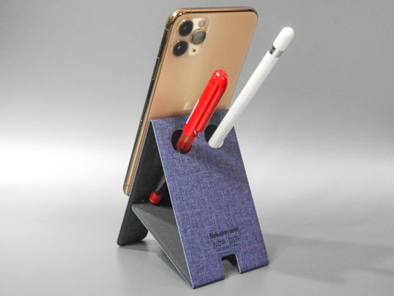 背面にはペン立てを備える。スタイラスなどの仮置に便利だ